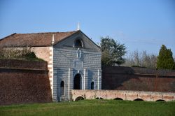 La Porta Imperiale di Sabbioneta e le mura cittadine del piccolo borgo padano in Provincia di Mantova.