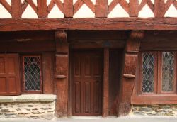 La porta in legno di un edificio di epoca medievale nella città di Josselin, Bretagna, Francia.
