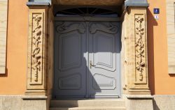 La porta in legno di un edificio storico con elementi decorativi nel centro di Bautzen, Germania - © Baytemur Natallia / Shutterstock.com