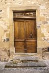 La porta in legno di una vecchia casa del centro storico di Beaulieu-sur-Dordogne, Francia.
