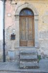 La porta in legno di un'abitazione nel centro storico di Soriano nel Cimino, Lazio.
