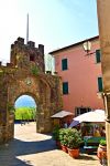 La porta medievale d'accesso al borgo di Barga in Garfagnana, Toscana settentrionale - © Simona Bottone / Shutterstock.com