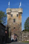 La porta Moerenpoort a Tongeren, Fiandre, Belgio. Unica intatta fra le sei porte originarie della città, questa costruzione risale al 1379. Oggi ospita un interessante museo sulla storia ...