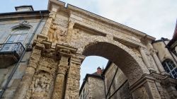 La Porta Nera a Besancon, Francia: si tratta di un famoso monumento dell'epoca dell'impero romano costruito per le vittorie di Marco Aurelio e Lucio Vero.
