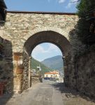 La porta orientale del centro di Donnas in Valle ...