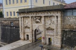 La Porta Terraferma nel centro storico di Zadar, Croazia. Fa parte dell'antico sistema difensivo di Zara; fu progettata dall'architetto Michele Sanmicheli nel 1537. E' considerata ...