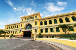 La Posta Centrale di Ho Chi Minh City (Saigon) fu progettata da Gustave Eiffel alla fine del XIX secolo in stile neoclassico francese.
