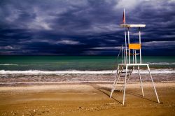 La postazione di un bagnino della spiaggia di Senigallia durante un temporale estivo nelle Marche