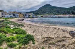 La Praia di Favignana, la spiaggia urbana della principale isola delle Egadi in Sicilia
