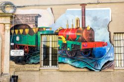 La prima ferrovia italiana, che collegava Napoli con Portici, viene ricordata da un murale di Saludecio in Romagna - © Maxal Tamor / Shutterstock.com