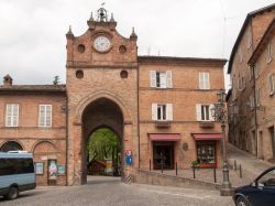 La principale piazza cittadina del borgo di Sarnano, Marche. In primo piano il passaggio sotto la torre che porta alla città vecchia - © Mor65_Mauro Piccardi / Shutterstock.com