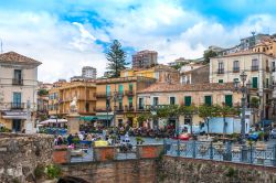 La principale piazza di Pizzo Calabro, Calabria, con attività commerciali e bar - © Pfeiffer / Shutterstock.com