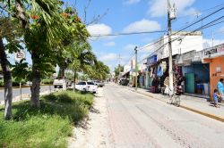 La principale strada cittadina di Tulum, Yucatan, Messico. In lingua maya Tulum significa "difesa" - © tateyama / Shutterstock.com