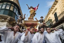 La processione del Cristo Risorto per le strade di La Valletta a Malta, giorno di Pasqua - © Giannis Papanikos / Shutterstock.com