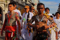 La spettacolare processione del Festival Vegetariano di Phuket, si svolge nel nono mese lunare dell'anno - © sippakorn / Shutterstock.com 