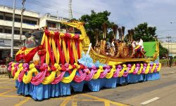 La processione del tradizionale festival della candela nella città di Suphan Buri, Thailandia - © tavan150 / Shutterstock.com