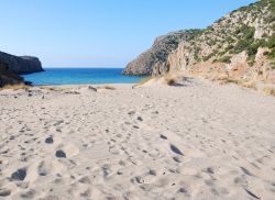 La profonda spiaggia di Cala Domestica in Sardegna si trova non distante dalla località costiera di Buggerru - © marmo81 / Shutterstock.com