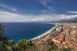La Promenade des Anglais e la spiaggia di Nizza in Costa Azzurra (Francia)