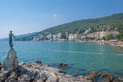 Il golfo di Opatija (Istria), vegliato dalla statua della ragazza col gabbiano e costeggiato dal lungomare, nelle giornate di sole è una grande distesa di un turchese brillante- © ...