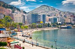 La promenade di Saranda e la spiaggia Pablich  nel sud dell'Albania. 