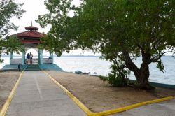 Gente a spasso nel parco de la Punta, affacciato sulla baia di Cienfuegos, Cuba - © Stefano Ember / Shutterstock.com