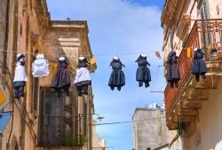 La Quaremma e i suoi figli, i caratteristici fantocci in paglia di Montescaglioso in Basilicata, tipici del periodo del carnevale - © Mi.Ti. / Shutterstock.com