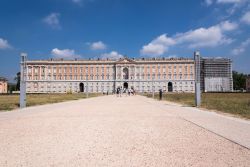 La Reggia di Caserta conosciuta come la Versailles italiana, Campania - © mkos83 / Shutterstock.com