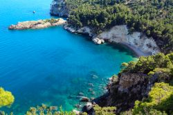 La remota Cala di Porto Greco nella zona di Vieste, Gargano: fotografata da Torre dell'Aglio in Puglia