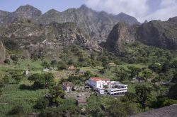 La Ribeira do Paùl, sull'isola di Santo Antão, Capo Verde, è costellata di fattorie e piantagioni - © Salvador Aznar / Shutterstock.com