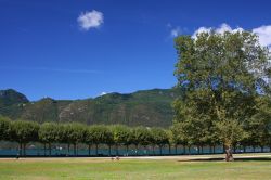 La riva del lago di Bourget a Aix-les-Bains, Francia. Siamo nel cuore verde della Savoia dove le montagne si rispecchiano nelle acque dello specchio naturale più esteso del paese, il ...