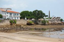 La riva del mare vicino a Plaza de Francia a Casco Viejo, distretto storico di Panama City, Panama.

