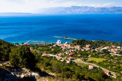 La riviera di Makarska e la cittadina di Trpanj in primo piano, Croazia.
