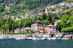 La riviera di Tremezzo, le case e i giardini con vista sul Lago di Como in Lombardia - © iryna1 / Shutterstock.com