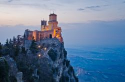 La Rocca della Guaita, San Marino, fotografata al calar del sole. Alcuni ambienti della torre furono adibiti a carcere sino alla fine del 1970 - © caminoel / Shutterstock.com