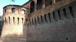 La Rocca di Bagnara di Romagna, Emilia Romagna. Eretta nel XV° secolo dai signori di Imola, i Riario-Sforza, accoglie al suo interno il Museo della Città. Il maschio è considerato ...