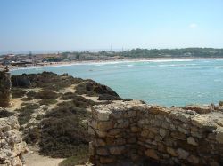 La Rocca di Punta Braccetto e la spiaggia della Sicilia - © Okkiproject, CC BY-SA 3.0, Wikipedia