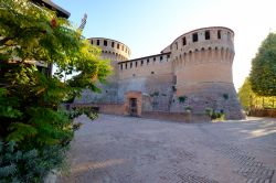 La Rocca Sforzesca di Dozza possiede ancora un aspetto da castello medievale: sono soprattutto gli interni a mostrare elementi rinascimentali che presentano un buon livello di conservazione. ...