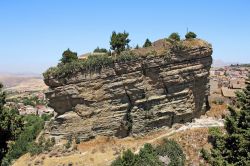 La roccia stratificata che domina il centro di Corleone in Sicilia - © Ivan Smuk / Shutterstock.com