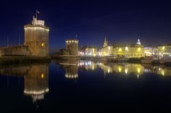 La Rochelle di notte prima di Natale, Francia. La città ospita manifestazioni e eventi importanti durante tutto l'anno.

