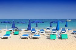 La sabbia bianca e il mare limpido della spiaggia di Makronissos a Agia Napa (Cipro)