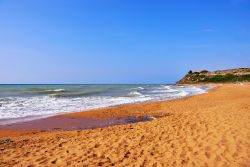 La sabbia dorata della grande spiaggia di Castelvetrano in Sicilia