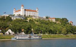 La sagoma del castello di Bratislava spicca dall'alto della collina alta 85 metri sul Danubio, che scorre placido attraversando la capitale slovacca - © Renata Sedmakova / Shutterstock.com ...