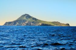 La sagoma dell'isola di Lipsi, Dodecaneso, vista dal mare (Grecia).



