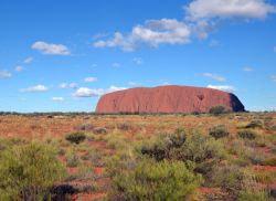 L'inconfondibile sagoma di Ayers Rock emerge ...