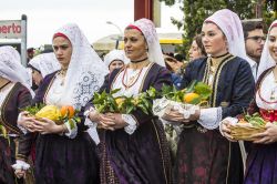 La Sagra degli Agrumi di Muravera, Sardegna: donne in tradizionale costume sardo - © GIANFRI58 / Shutterstock.com