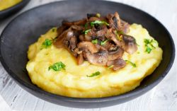 La sagra della polenta con i funghi di San Giuliano Terme in Toscana