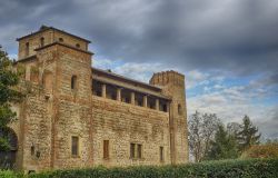 Il Castello di Valbona, protagonista della Sagra di San Rocco a Lozzo Atestino, evento eno-gastronomico nonchè rievocazione storica medievale - © FEDELE FERRARA / Shutterstock.com ...