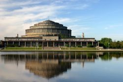 La Sala del Centenario a Wrocalw, Polonia - Un bel panorama del Palazzo del Centenario, Hala Stulecia, considerato una delle più importanti costruzioni dell'architettura mondiale ...