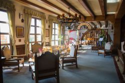 La sala di attesa di un hotel nella cittadina di San Michele di Allende, Guanajuato, Messico - © Aberu.Go / Shutterstock.com