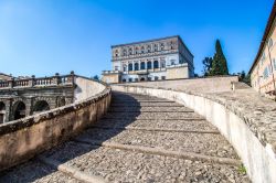 La salita monumentale a Palazzo Farnese che si trova a Caprarola nel Lazio